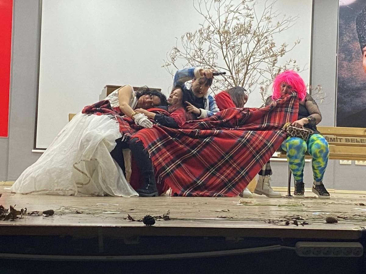 Altınoluk’ta Anlamlı Prömiyer: