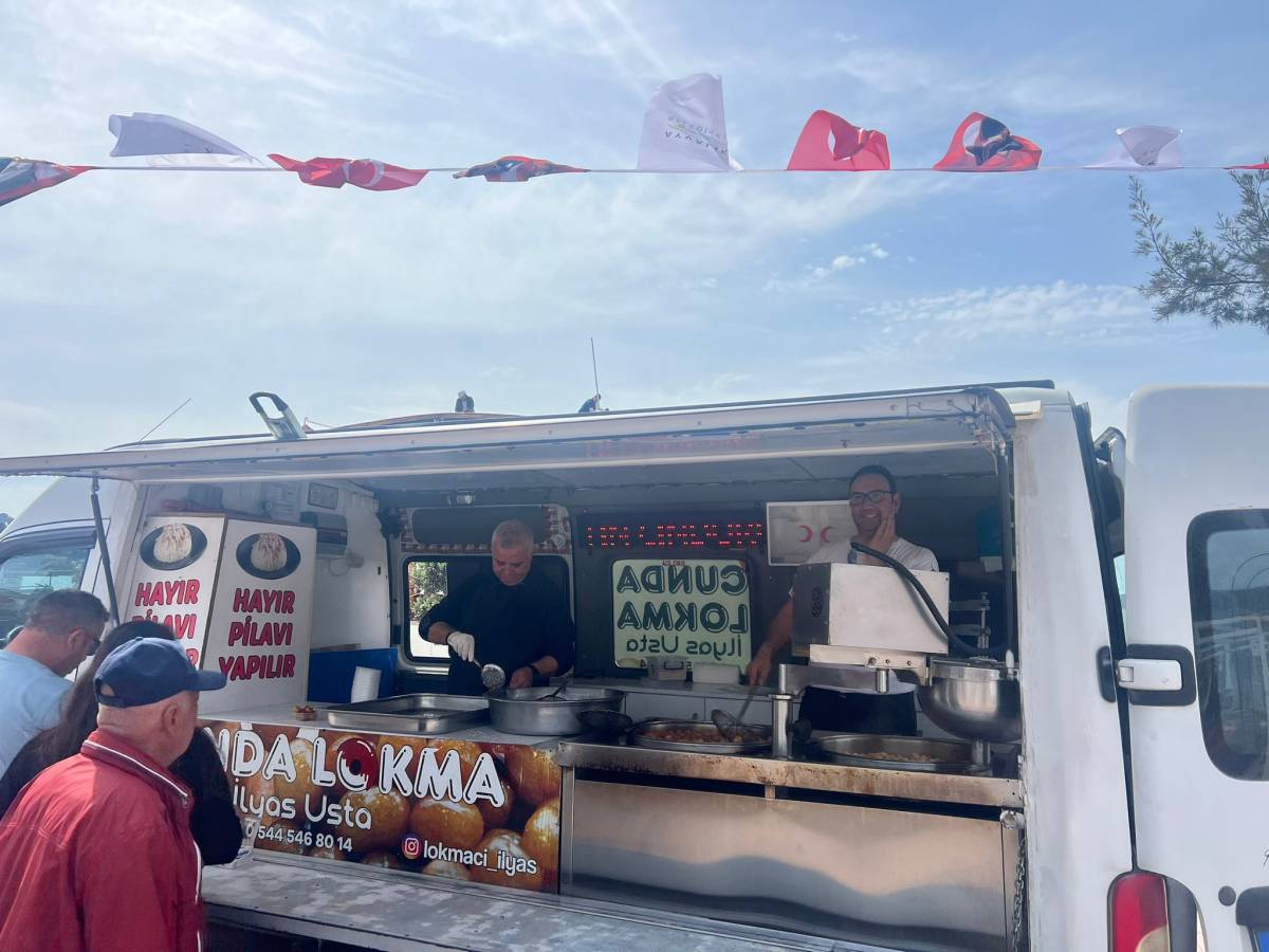 Ayvalık Hüsamettin Cindoruk'u unutmadı