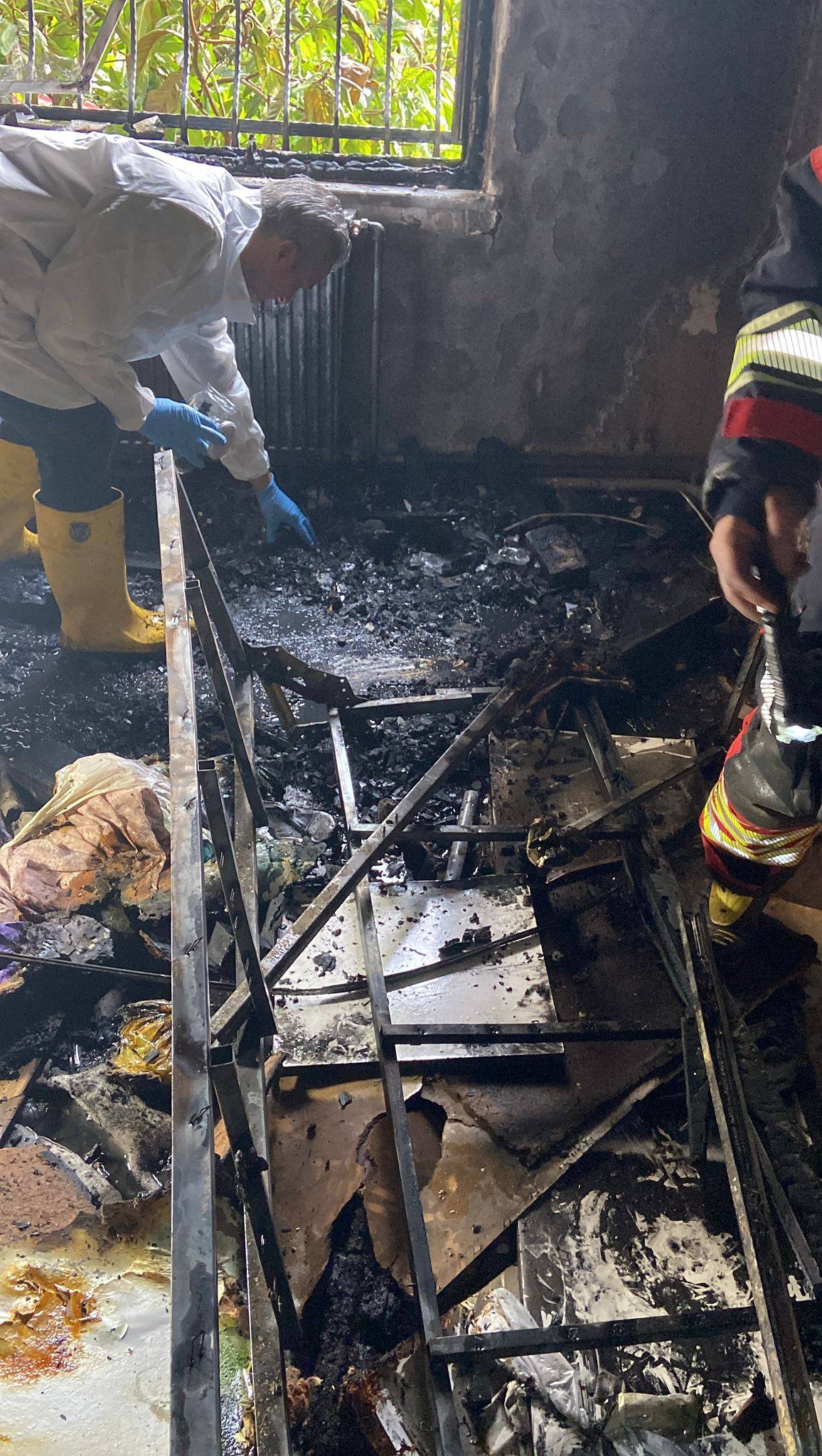 Mahsur kalan vatandaşı itfaiye kurtardı