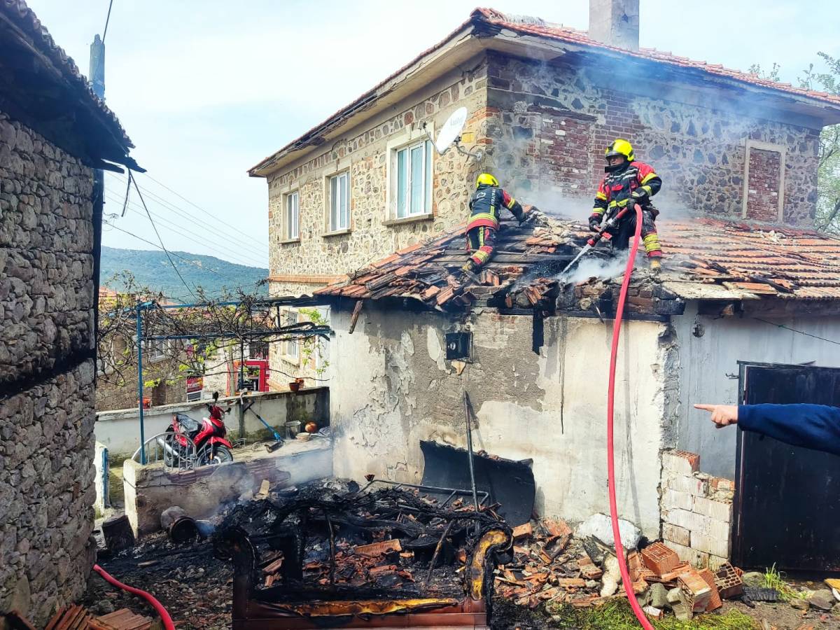 Balıkesir’in Burhaniye ilçesinde çatı yangını paniğe neden oldu.