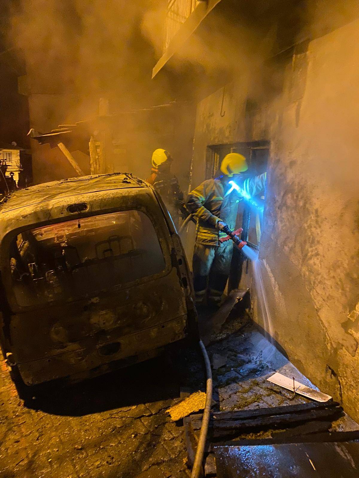 Balıkesir’de Park Halindeki Araç Alev Aldı, Yangın Eve Sıçradı