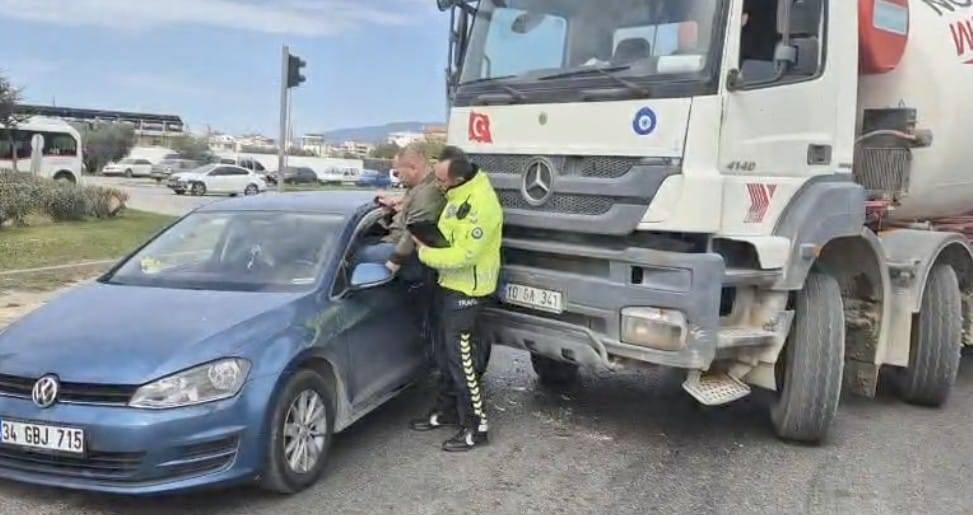 Sürücüyü polis aracın pencere camından böyle çıkardı