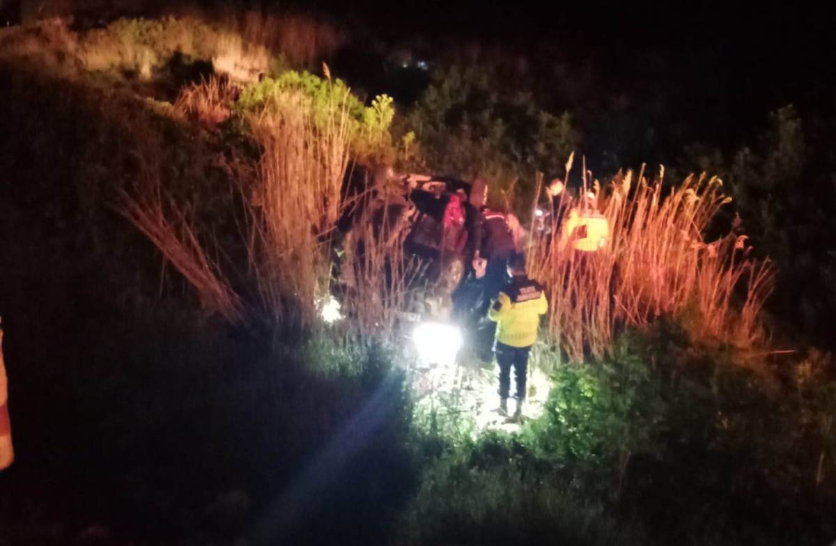 Manyas'ta trafik kazası: Takla atan araçtan itfaiye kurtardı