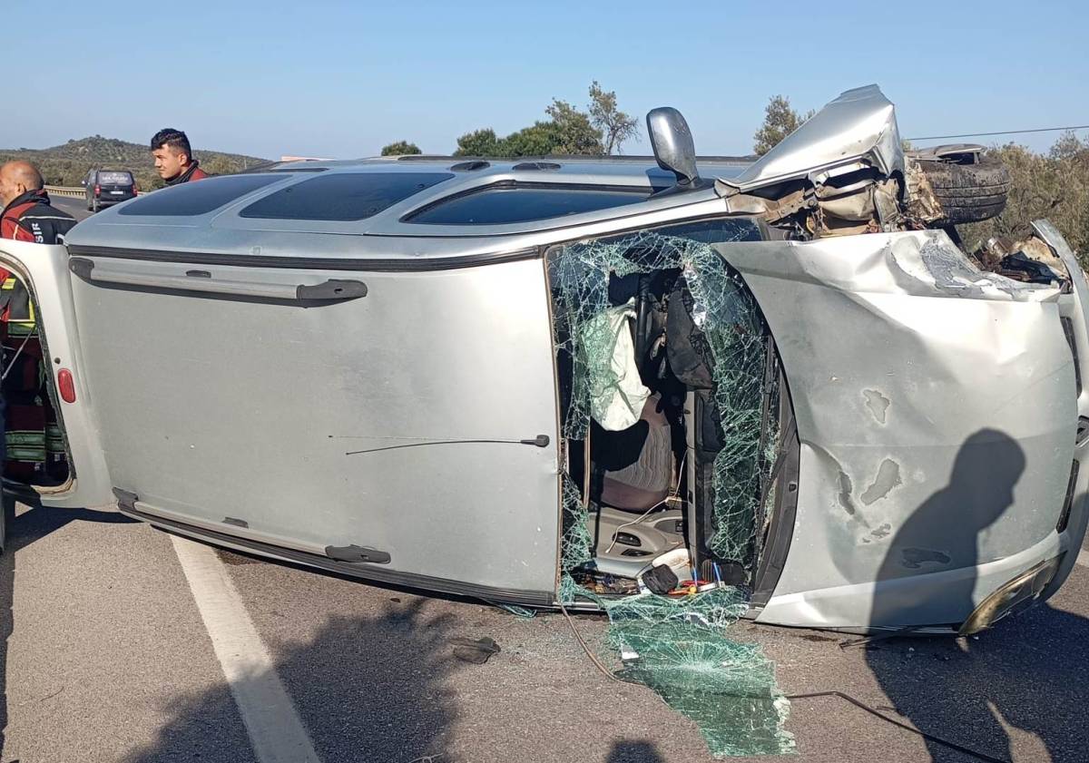 Burhaniye’de iki araç çarpıştı: Yaralı sürücü itfaiye tarafından kurtarıldı