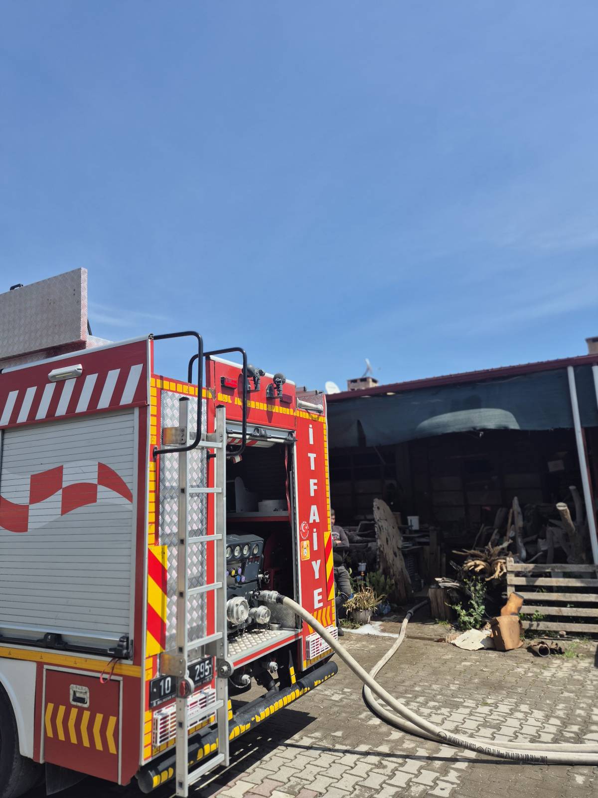 Edremit’te İş Yeri Yangını Korkuttu