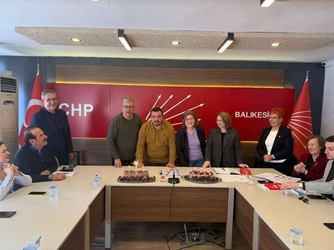 CHP toplantısında sürpriz yaşgünü kutlaması...