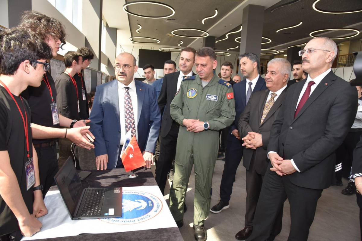 Bilimin Kalbi Balıkesir'de Attı: TÜBİTAK 4006-B Bilim Fuarı Yoğun Katılımla Açıldı