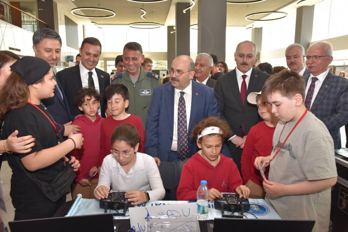 Bilimin Kalbi Balıkesir'de Attı: TÜBİTAK 4006-B Bilim Fuarı Yoğun Katılımla Açıldı