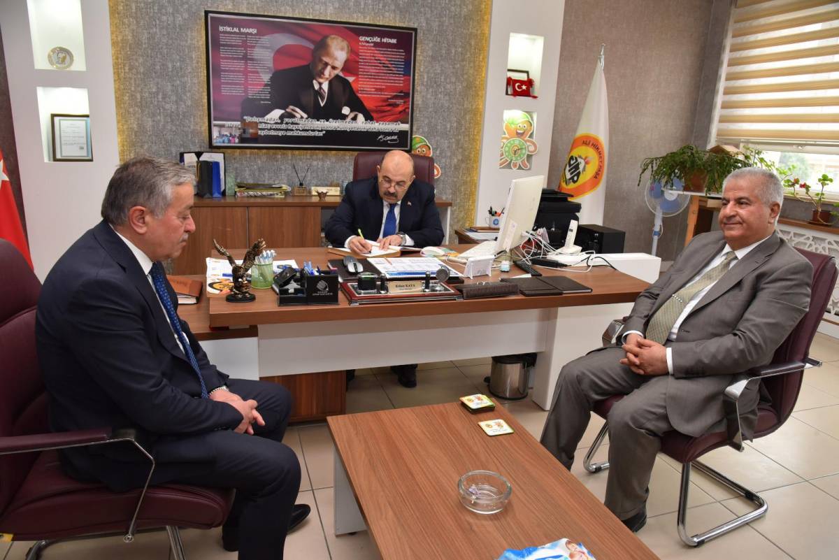 Vali Ustaoğlu'ndan Minik Kalplere Dokunan Ziyaret: Masal Evi'nde 23 Nisan Coşkusu