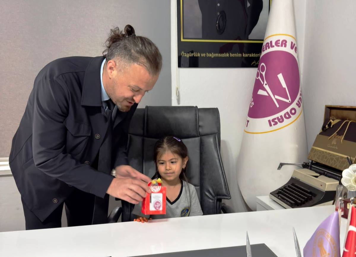 Edremit’te 23 Nisan’a Anlamlı Dokunuş: Öğrencilere Saat Hediyesi