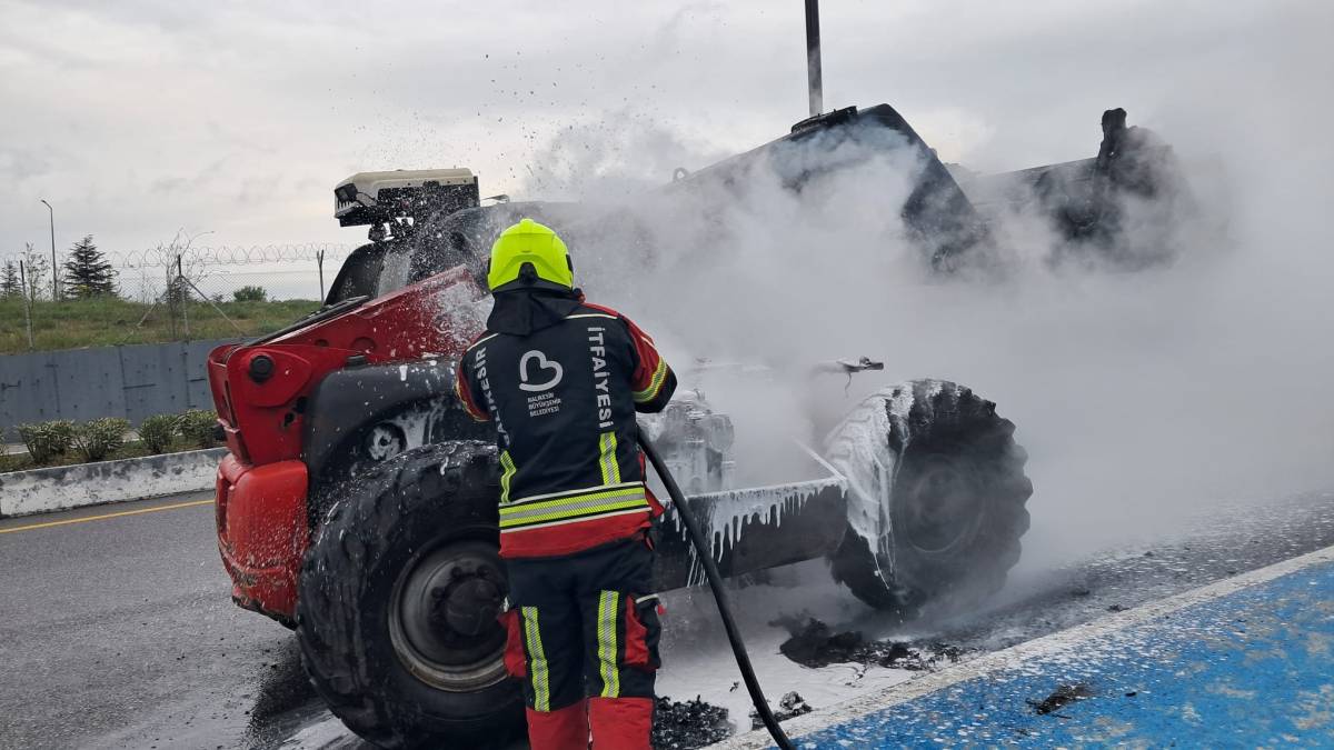 Altıeylül’de İş Makinesi yolda alev aldı.