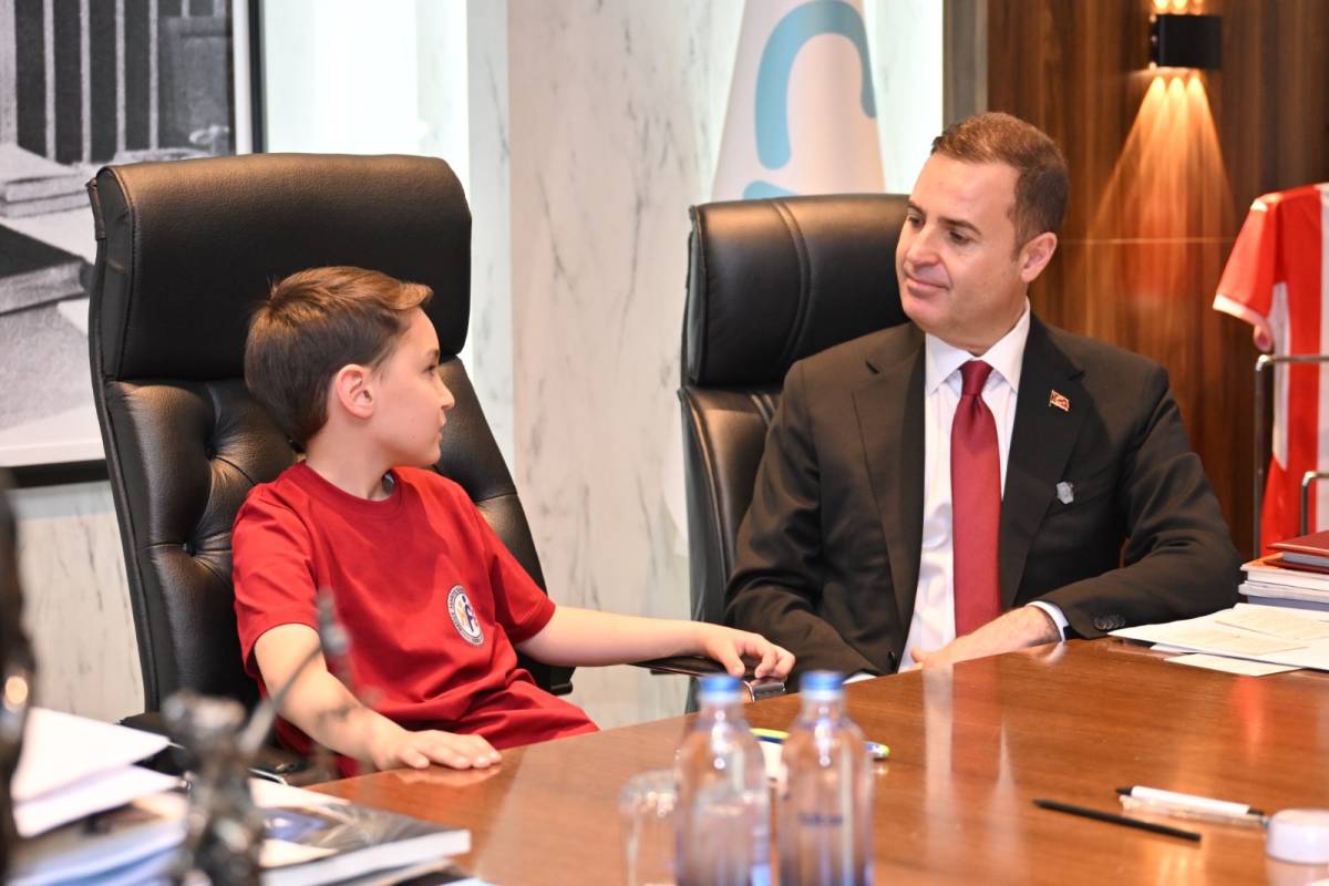 Akın, makamını çocuklara devretti