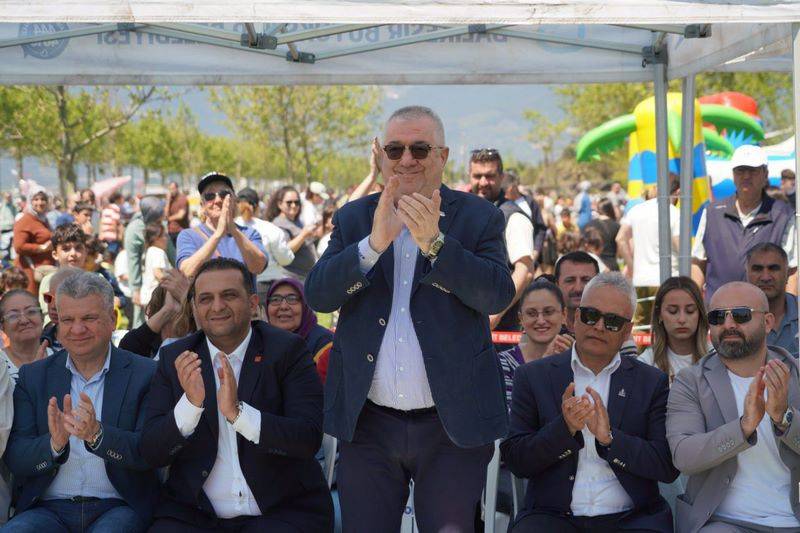 Edremit’te gökyüzü uçurtmalarla renklendi