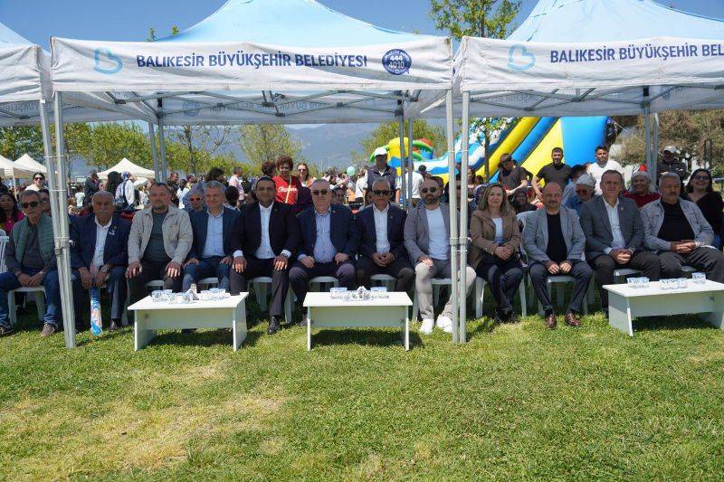 Edremit’te gökyüzü uçurtmalarla renklendi