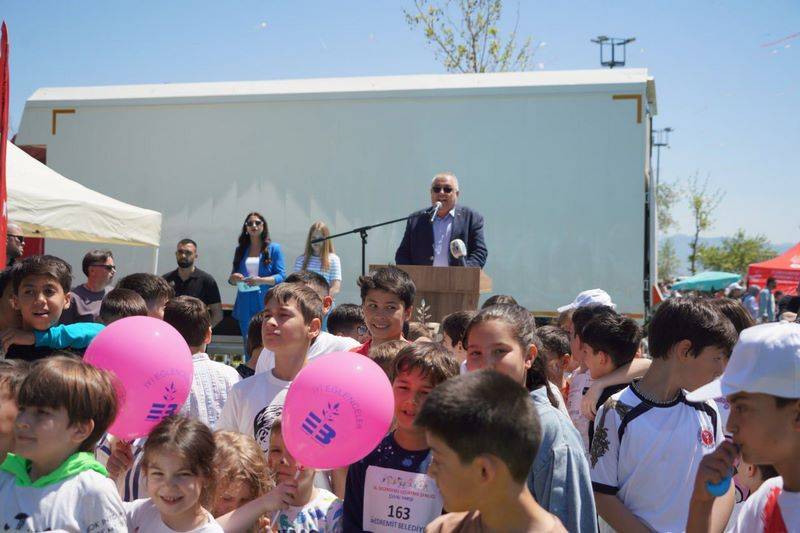 Edremit’te gökyüzü uçurtmalarla renklendi