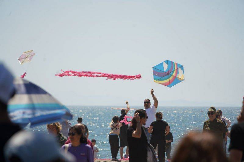 Edremit’te gökyüzü uçurtmalarla renklendi