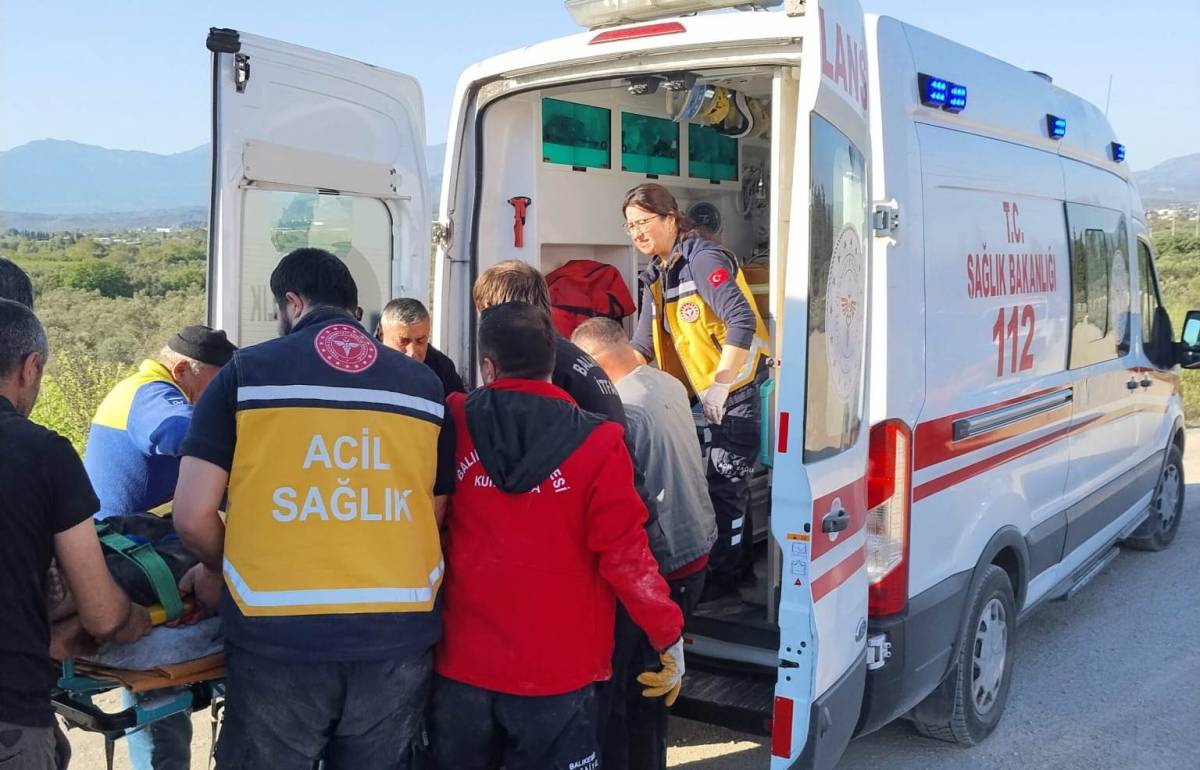 Havran’da iş kamyonu devrildi