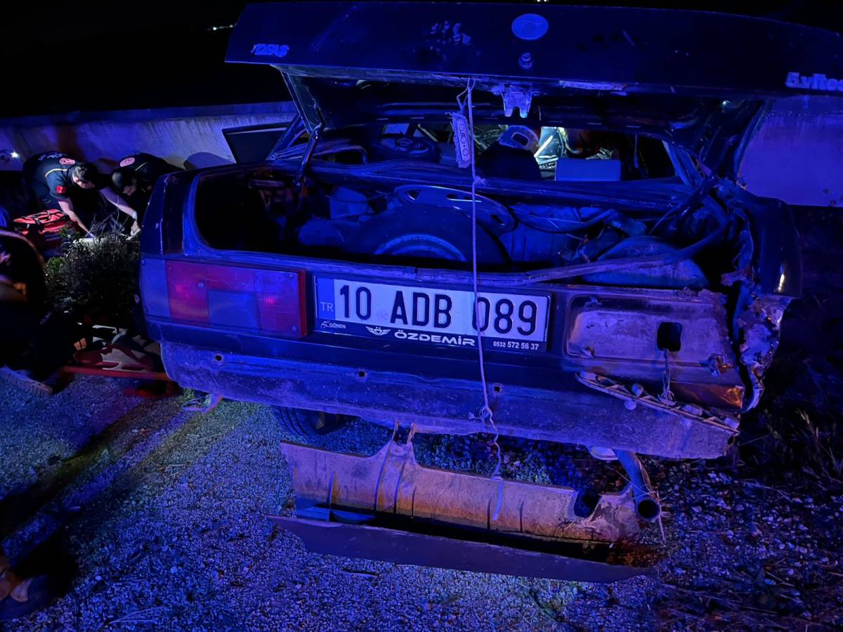 Gece Yarısı Kaza: Otomobil Yoldan Çıktı, 2 Kişi Yaralandı