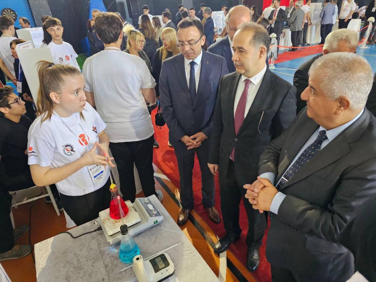 Bandırma'da Bilim Rüzgârı: Geleceğin Mucitleri 4006 Bilim Fuarında Projelerini Sergiledi