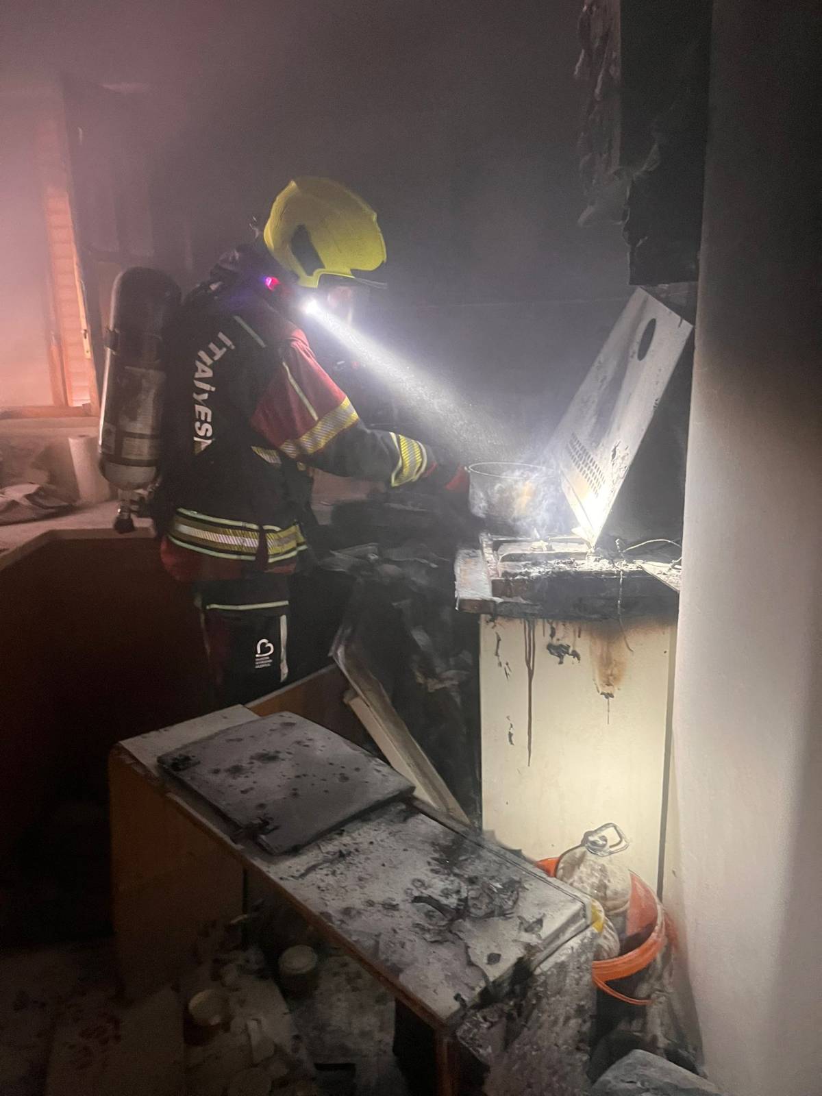 3 Katlı Binanın Çatı Katında Korkutan Yangın