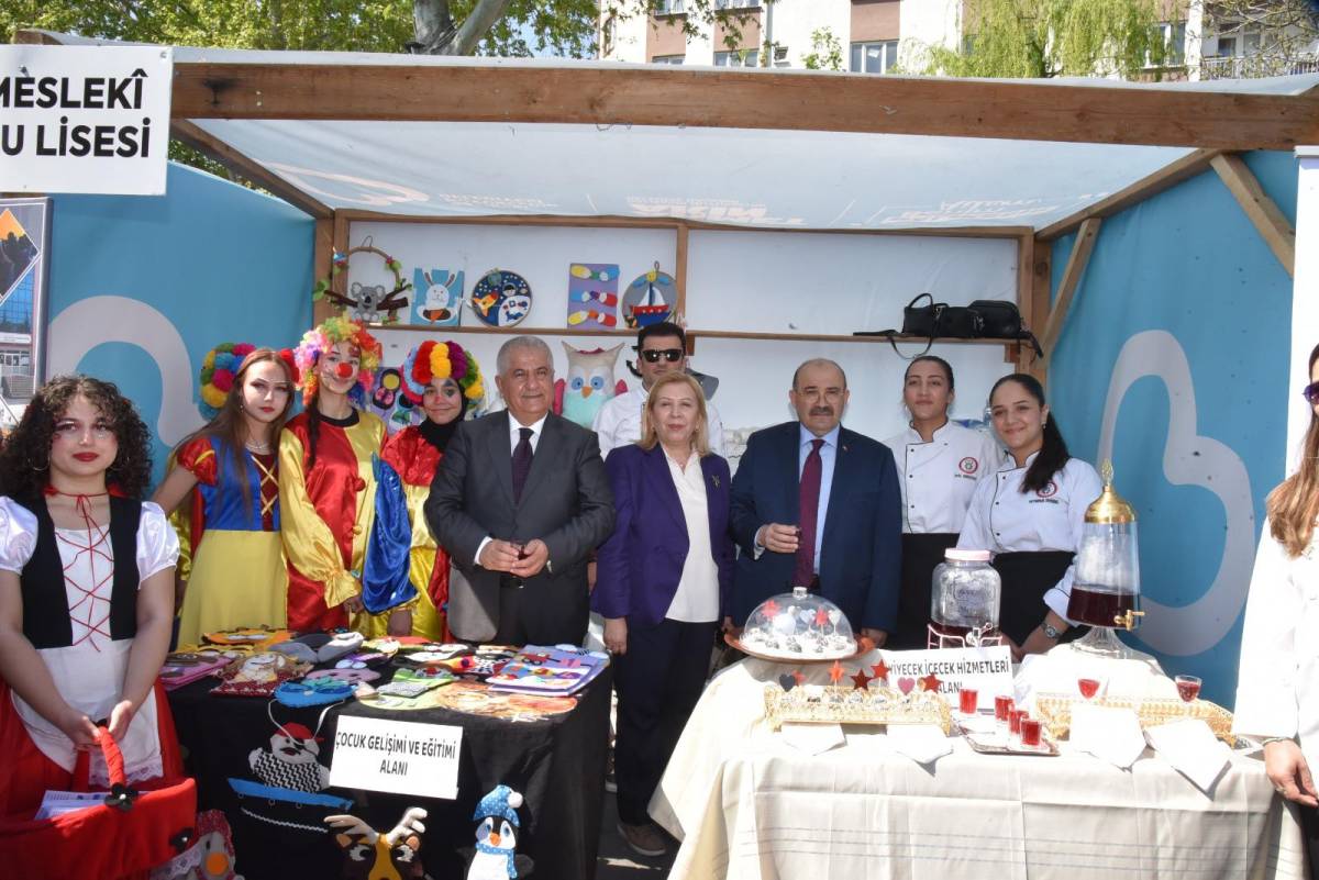 Balıkesir'de Mesleki Eğitim Gücünü Gösterdi: Cumhuriyet Meydanı'nda Geleceğe Açılan Büyük Buluşma