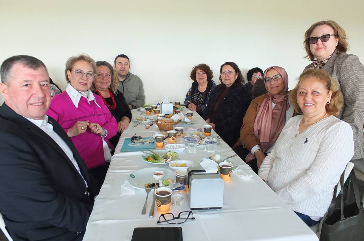 Burhaniye’de Yüksek Öğrenim Derneği üyeleri kahvaltıda buluştu