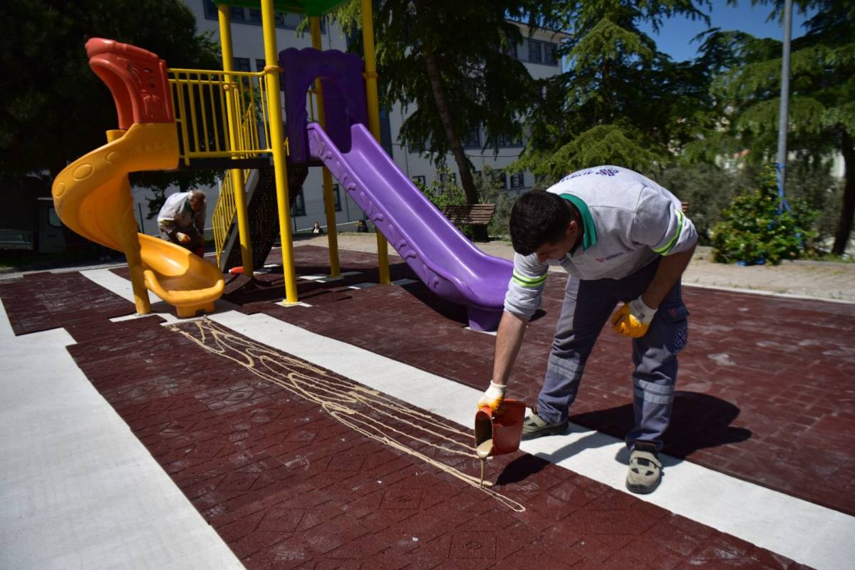 Altıeylül’de Park Ve Yeşil Alanlar Yaza Hazırlanıyor