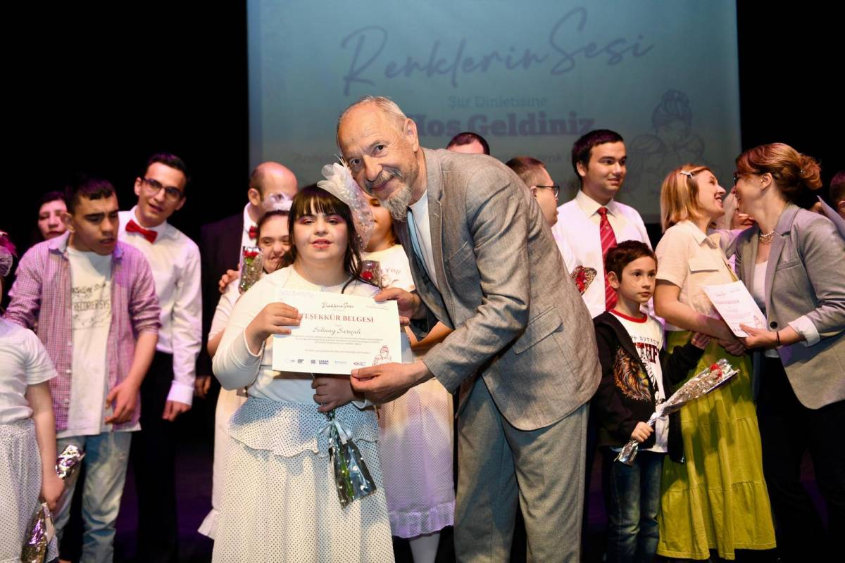Altıeylül’de “Renklerin Sesi” Şiir Dinletisinde Duygu Dolu Anlar Engeller Şiirlerle Aşıldı
