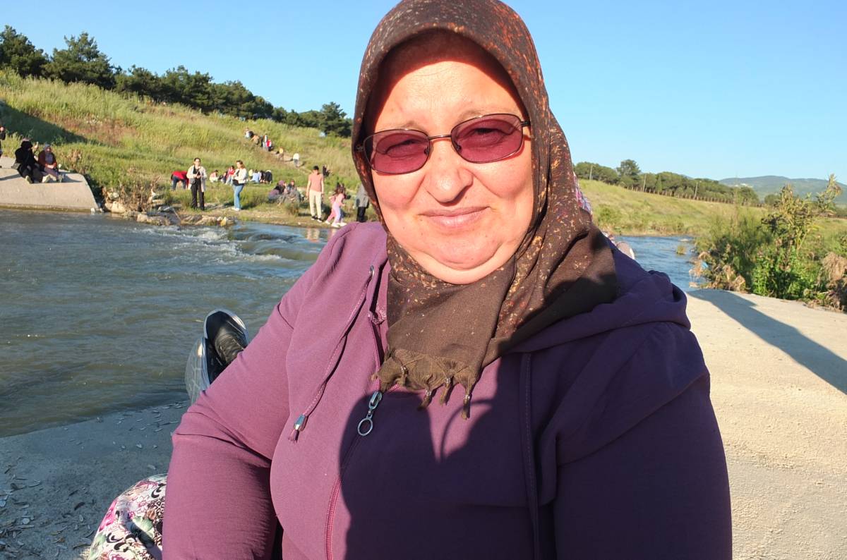 Burhaniye’de vatandaşlar Hıdırellez'i dilek tutarak ve taş atarak coşku içinde kutladı