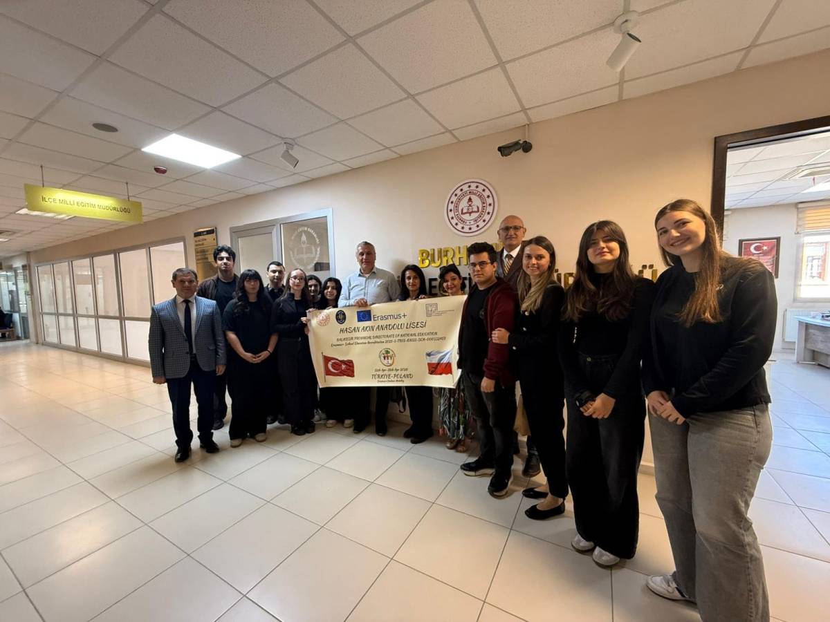 Burhaniye’de Polonya’dan dönen öğrenciler Milli Eğitim Müdürünü ziyaret etti