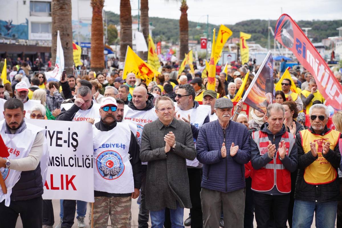 Ayvalık’ta 1 Mayıs Coşkusu Cumhuriyet Meydanı’nda Yaşandı