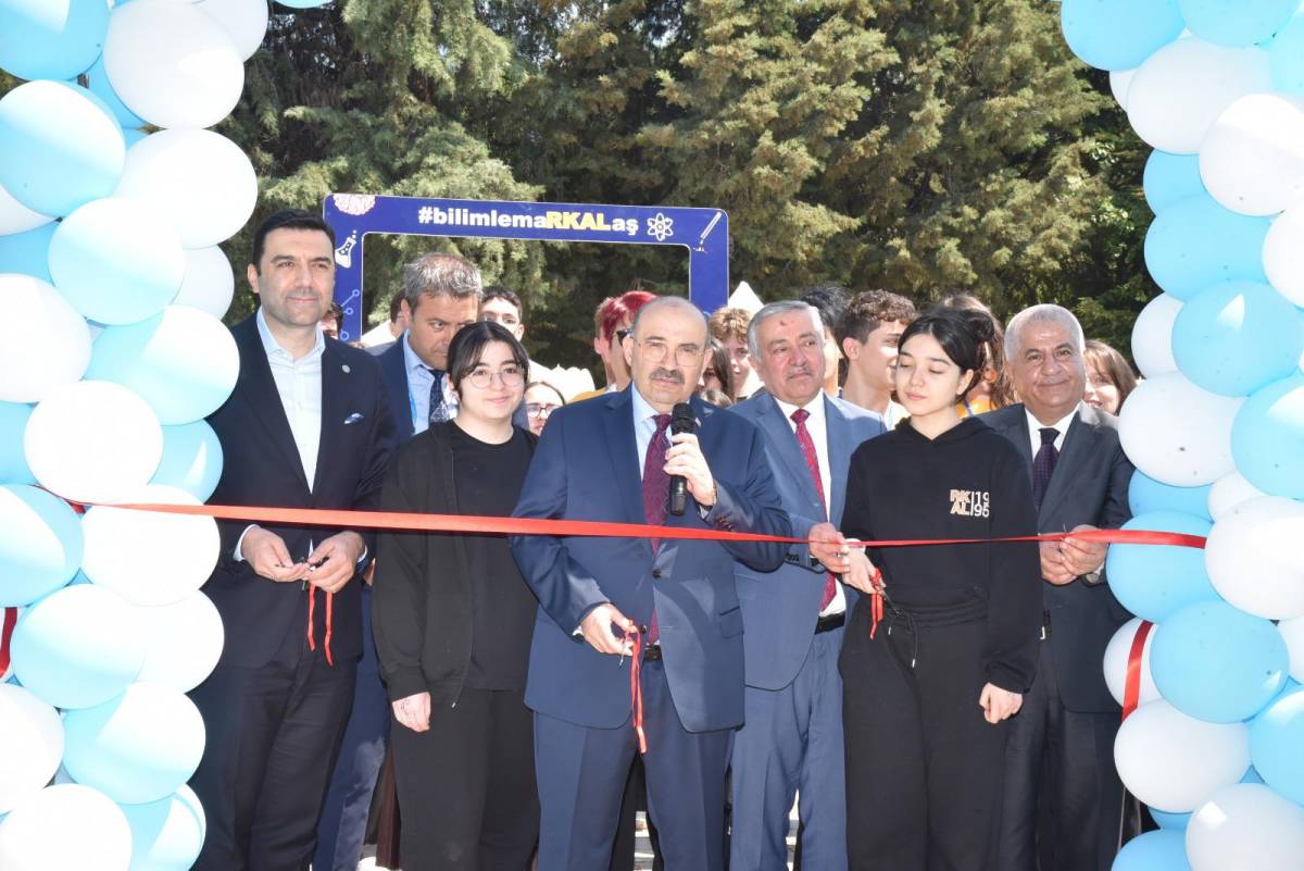 Balıkesir'de Bilimle Geleceğe Yatırım: Rahmi Kula Anadolu Lisesi TÜBİTAK 4006 Bilim Fuarı Açıldı