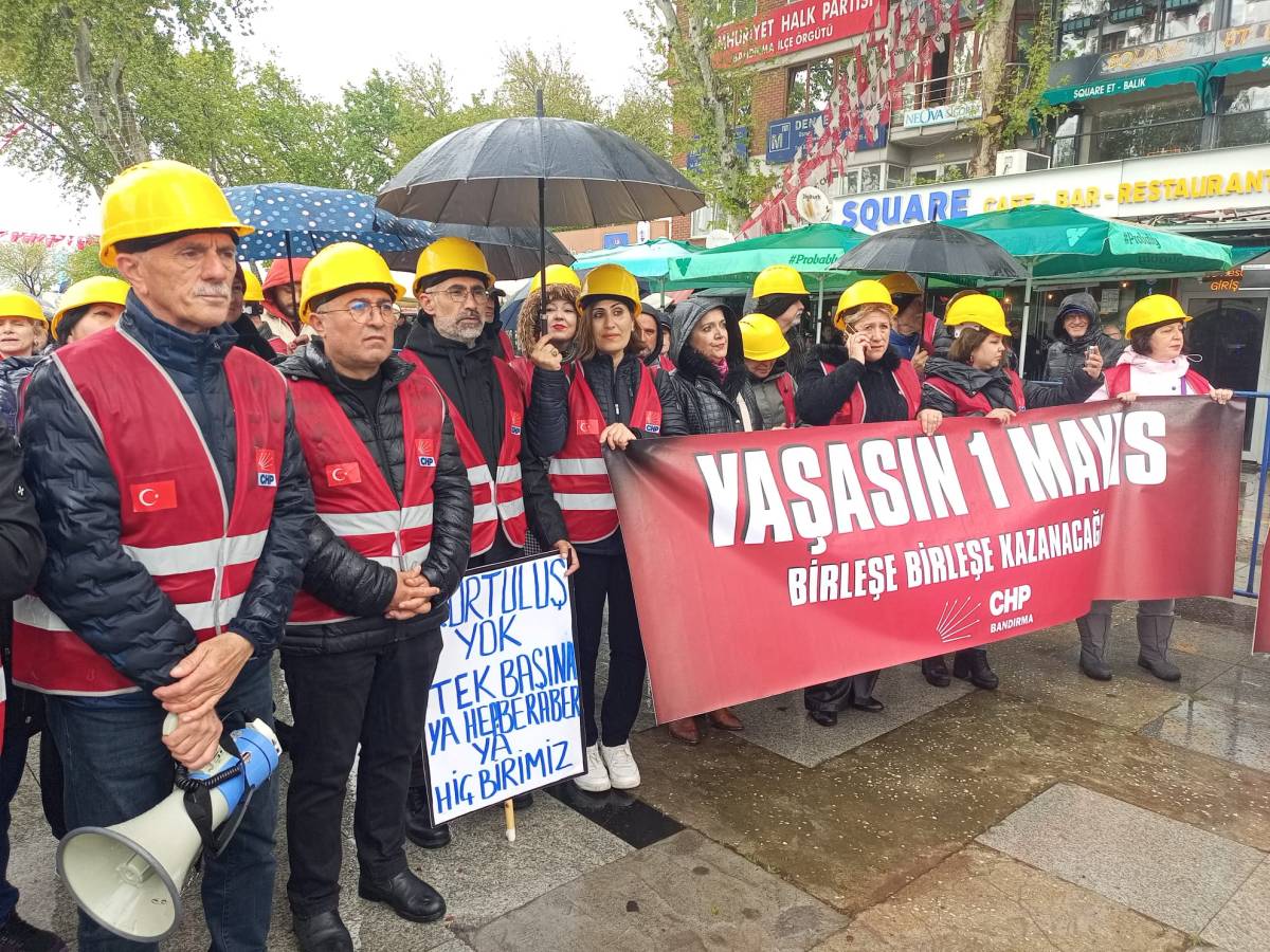 Bandırma’da 1 Mayıs sağnak yağışa rağmen düzenlenen yürüyüş ile kutlandı