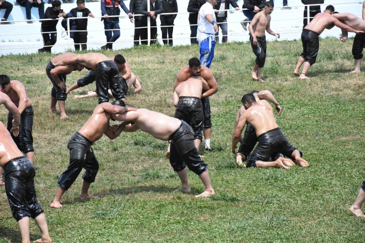 Edremit’te er meydanında büyük heyecan: Başpehlivan Erkan Taş oldu