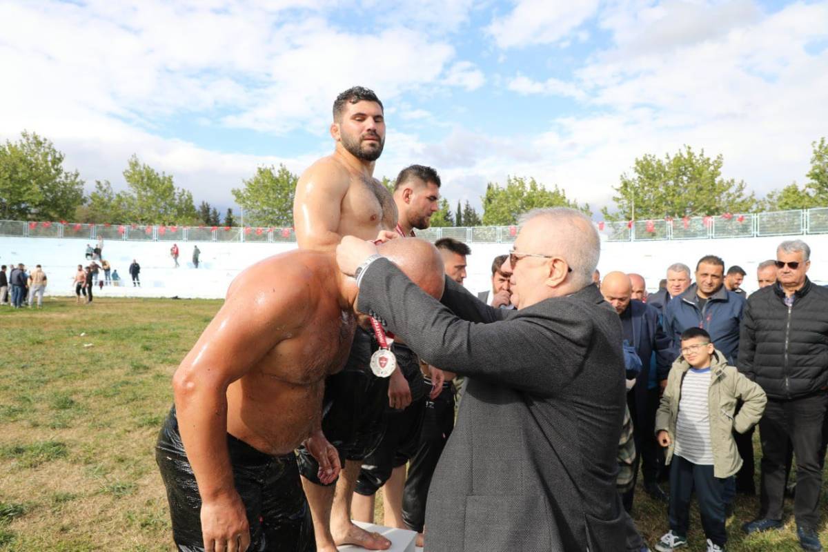 Edremit’te er meydanında büyük heyecan: Başpehlivan Erkan Taş oldu