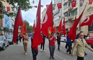 19 Mayıs'ta önde büyükler, arkada gençler yürüdü