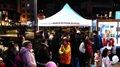 Balıkesir'de Ramazan coşkusu Zağnos Paşa Camii Meydanı'nda yaşanıyor