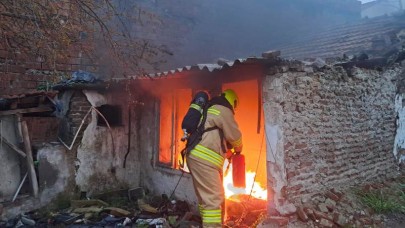 Altıeylül’de metruk bina alevler içinde kaldı