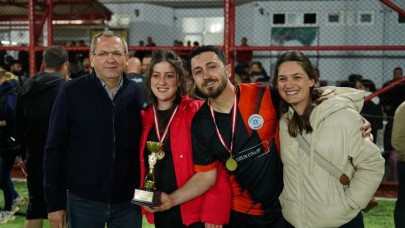 Ayvalık’ta Coşkulu Turnuvanın Şampiyonu Genç İş İnsanları Oldu