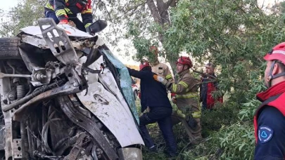Balıkesir'de ters dönen kamyonette yaralıyı itfaiyecilerin kurtarma mücadelesi