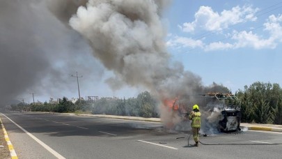 Ateş Savaşçıları Alev Alev Yanan Minibüse Böyle Müdahale Etti