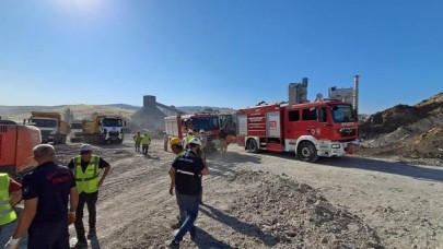 Balıkesir Limak Çimento Fabrikası’nda kamyon devrildi. Sürücü altında kaldı.