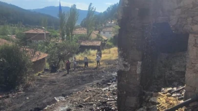 Sındırgı'da saman damı ve tahıl ambarında yangın