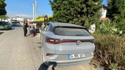 Ayvalık'ta alkollü sürücü bahçe duvarına çıktı