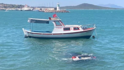 Ayvalık'ta otomobil denize uçtu