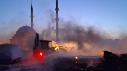 Burhaniye’de arazi yangını camiyi yakıyordu
