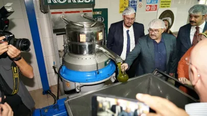 Ayvalık’ta yılın ilk zeytin hasadı coşkusuna protokol üyeleri de ortak oldu