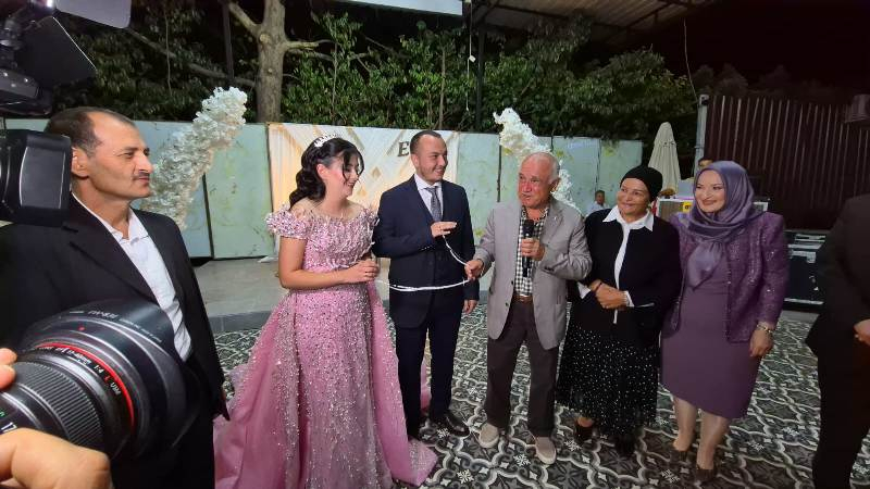 Bakan Çiçek, Edremit'teki nişan töreninde rajon kesti!