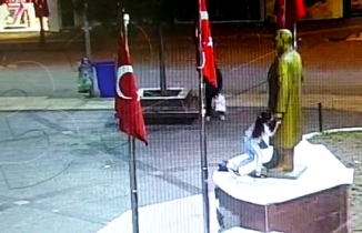 Edremit'te 23 Nisan’da minik kızın Atatürk sevgisi kameraya böyle yansıdı