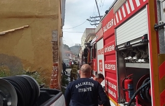 Metruk evdeki yangını itfaiye ekipleri aşırı dumanla da mücadele ederek söndürdü Balıkesir